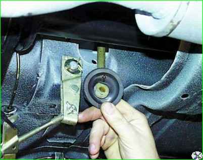 Removing and installing the parking brake lever