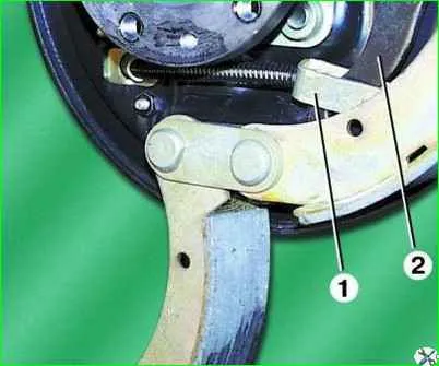 Extracción e instalación del cable del freno de mano º freno
