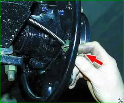 Extracción e instalación del cable del freno de estacionamiento