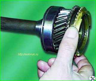 Disassembly and assembly of the gearbox input shaft