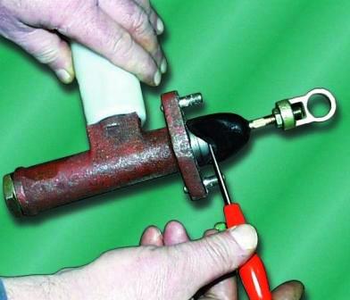 Extracción y reparación del cilindro maestro del embrague
