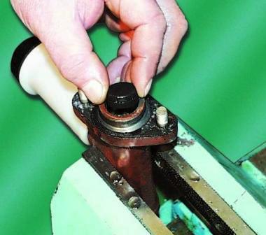 Removing and repairing the clutch master cylinder