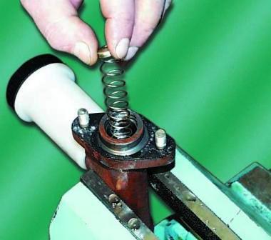Removing and repairing the clutch master cylinder