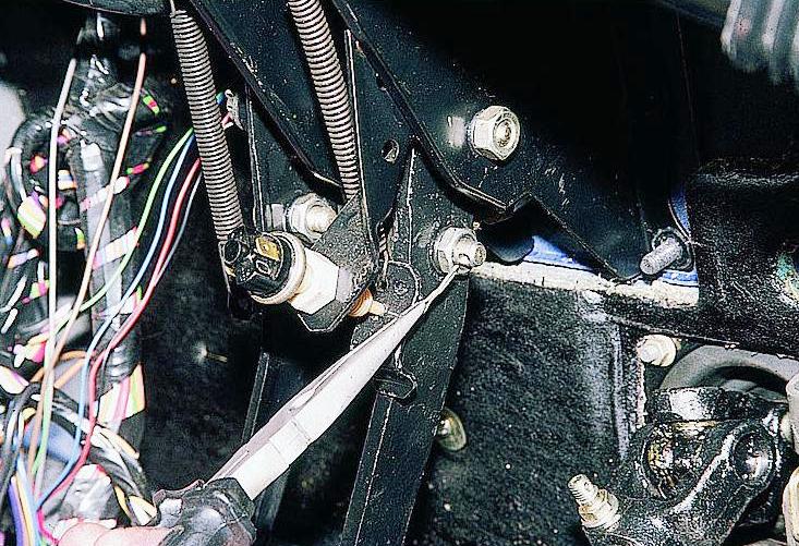Extracción del conjunto de pedales GAZ-3110