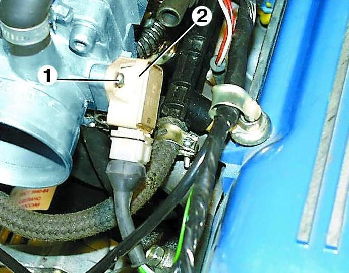 Entfernen und Installieren des ZMZ-406-Drossels