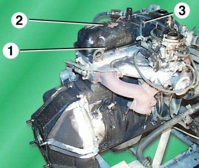 Zylinderkopf des 402-Motors des Autos GAZ-3110 aus- und einbauen