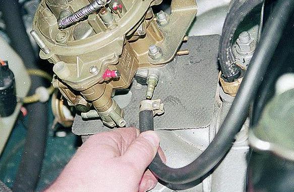 Removing the ZMZ-402 engine carburetor