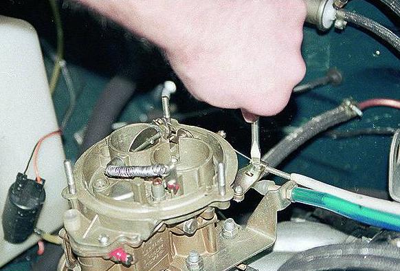 Removing the ZMZ-402 engine carburetor