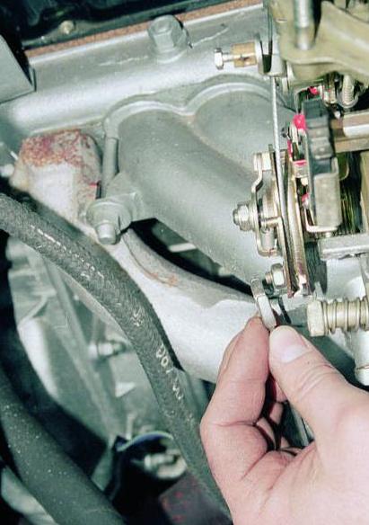 Removing the ZMZ-402 engine carburetor