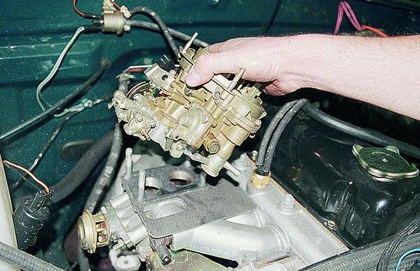 Removing the ZMZ-402 engine carburetor