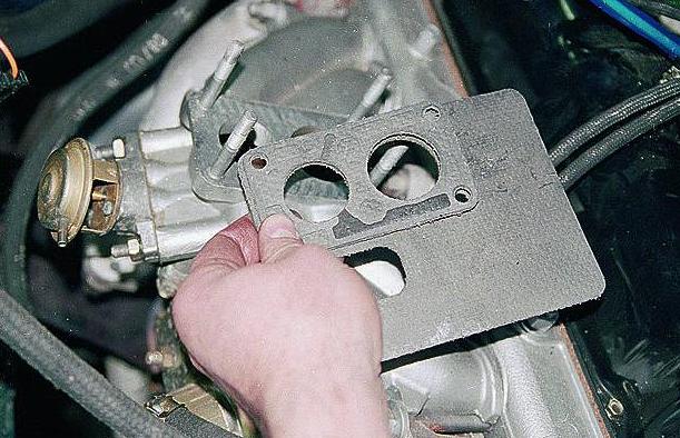 Removing the carburetor of the ZMZ-402 engine