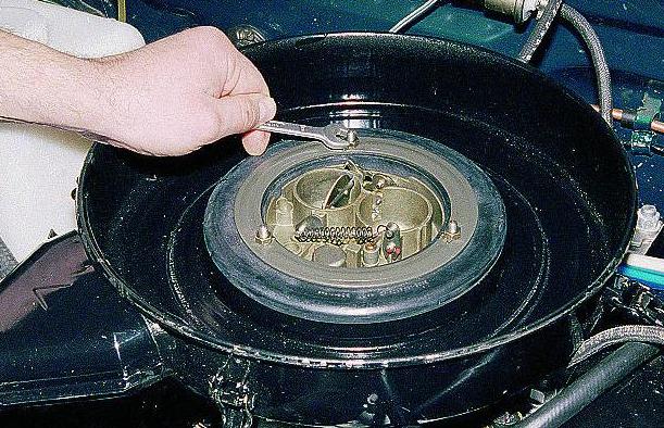 Removing the carburetor of the ZMZ-402 engine