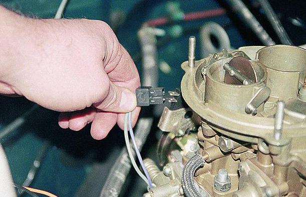 Removing the ZMZ-402 engine carburetor