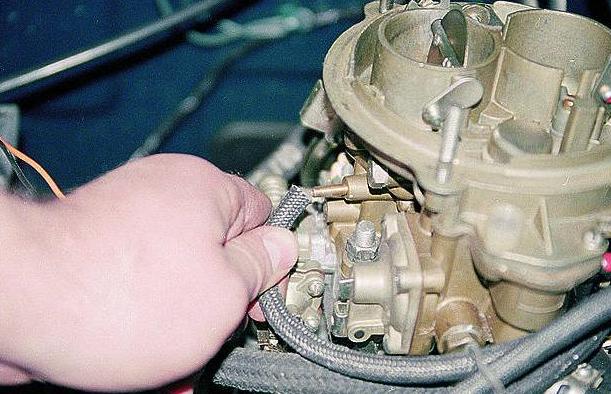 Extracción del carburador del motor ZMZ-402