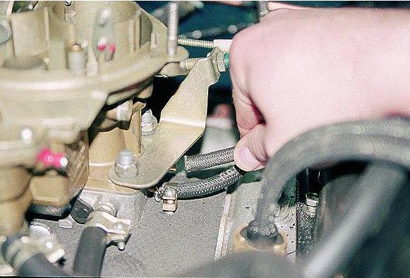 Removing the ZMZ-402 engine carburetor