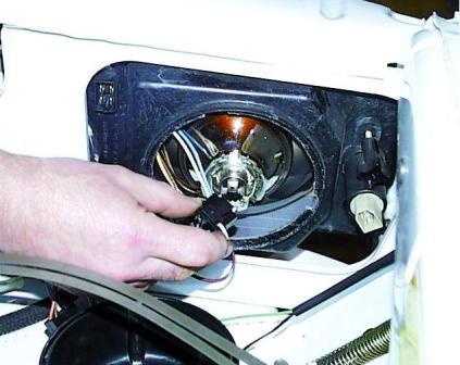 Replacing a GAZ-3110 headlight bulb