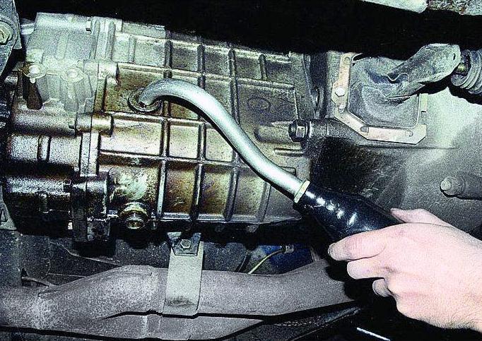 Cambio de aceite en caja de cambios GAZ-3110
