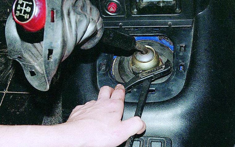Disassembly of GAZ-3110 gear lever