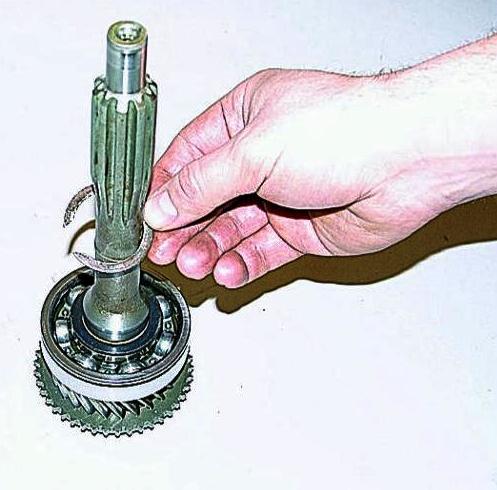 Disassembling and assembling the gearbox input shaft