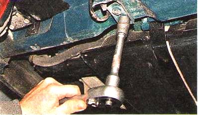 Entfernen der hinteren Stoßstange des GAZ-310221