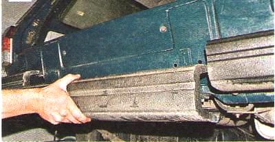 Extracción del parachoques trasero del Coche GAZ-310221