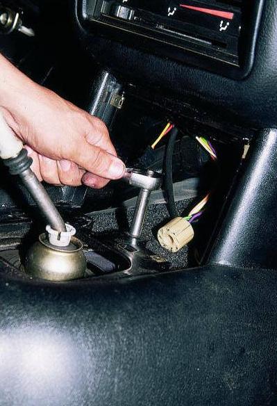 Entfernen der Armaturenbrettkonsole des Autos GAZ-3110