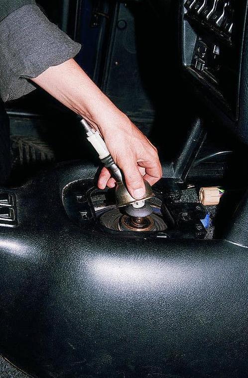 Entfernen der Armaturenbrettkonsole des Autos GAZ-3110