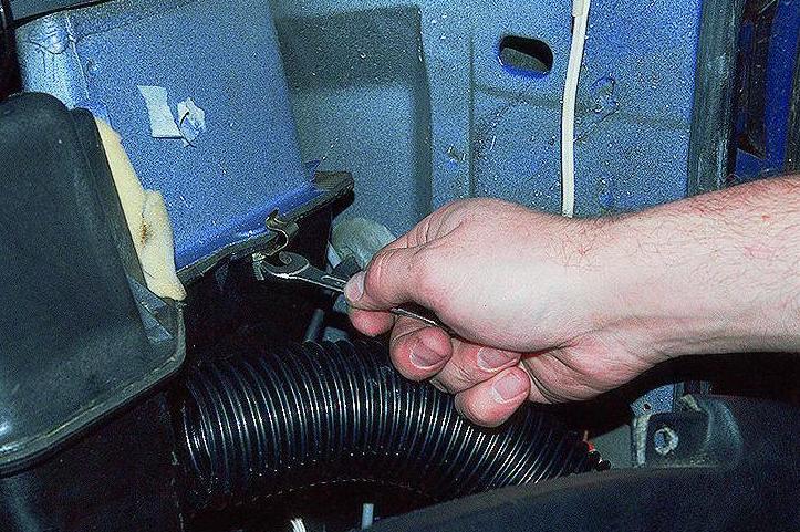 Entfernen der Heizkörper des Autos GAZ-3110