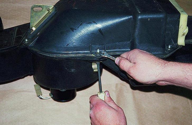 Снятие радиатора отопителя автомобиля ГАЗ-3110