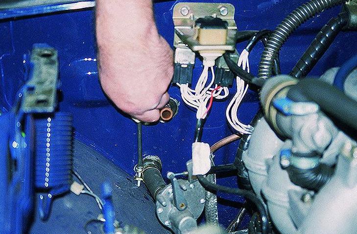 Extracción del radiador del calentador del automóvil GAZ-3110