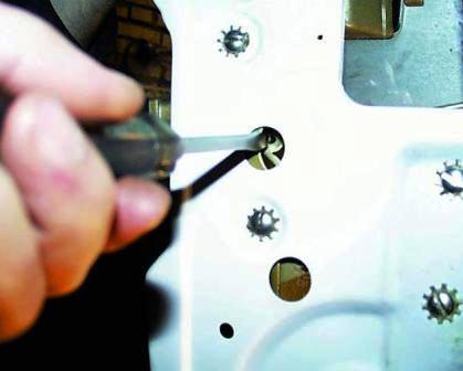 Replacing handles and locks GAZ-3110