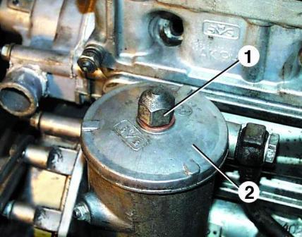 Ersetzen des Ölfilters des ZMZ-402 Motor