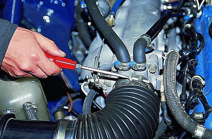 Replacing the pressure regulator ZMZ-406
