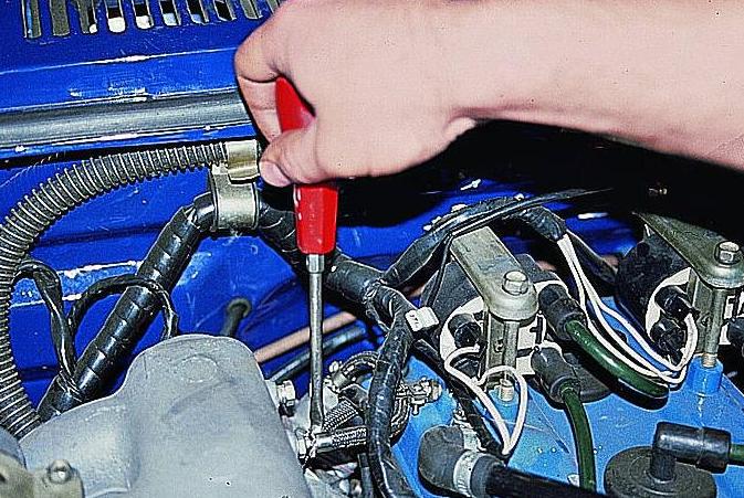 Replacing the ZMZ-406 pressure regulator