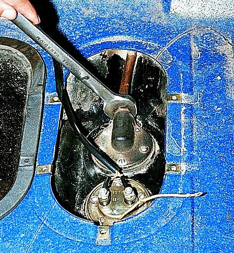 Replacing the electric fuel pump of a GAZ-3110 car