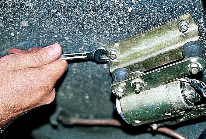 Replacing the electric fuel pump of a GAZ-3110 car