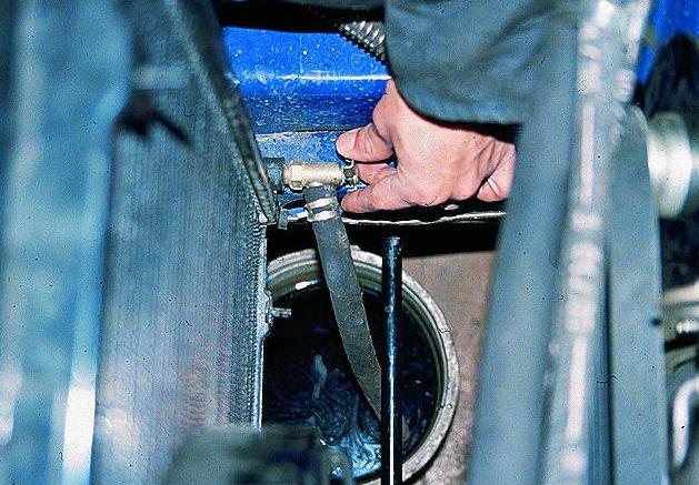 Reemplazo del refrigerante del motor de un automóvil GAZ-3110