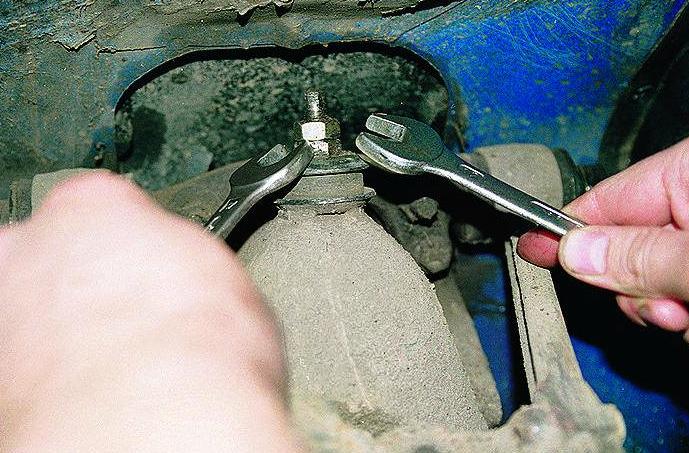 Replacing the shock absorber of a GAZ-3110 car