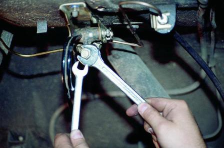 Removing and installing the regulator brake pressure GAZ-3110
