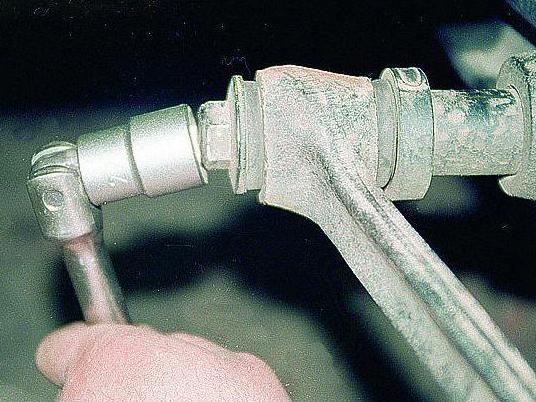 Ersetzen der Gummibuchsen der unteren Steuerung des GAZ-3110 arms