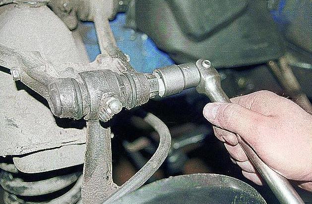 Extracción de los brazos superiores y sustitución de los casquillos de goma GAZ-3110