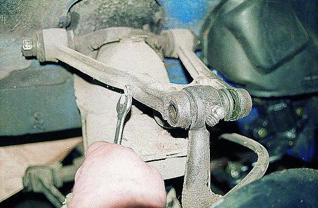 Снятие верхних рычагов и замена их резиновых втулок ГАЗ-3110