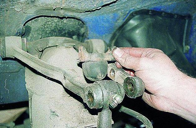 Removing the upper arms and replacing their GAZ-3110 rubber bushings