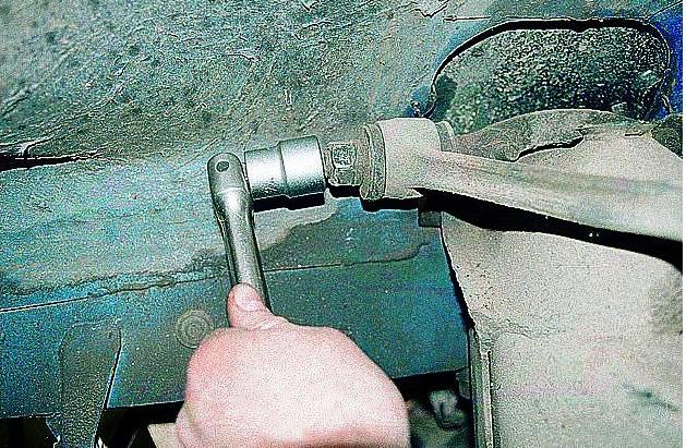 Entfernen der Oberarme und Ersetzen ihrer Gummibuchsen GAZ-3110