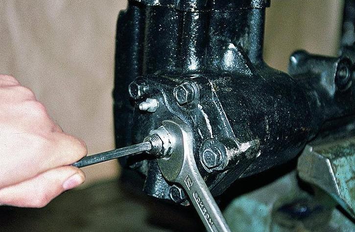 Einstellen des Servolenkgetriebes eines GAZ-3110 Auto