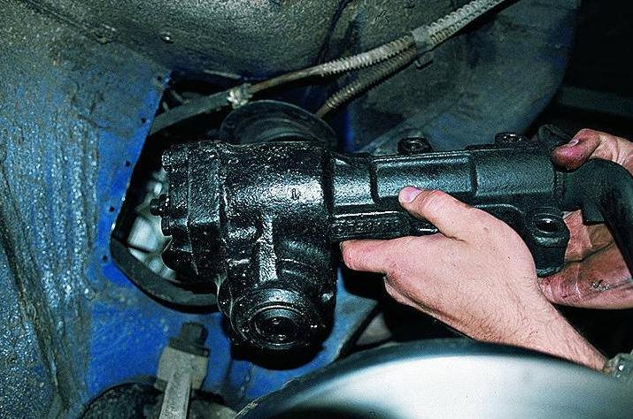 Adjusting the power steering gear of a GAZ-3110 car
