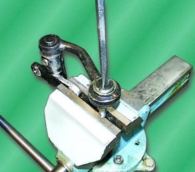 Removing and installing the GAZ-3110 pendulum arm