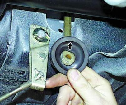 Removing and installing the GAZ-3110 parking brake lever