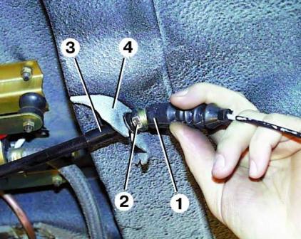 Removing and installing parking brake cable brakes