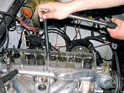 Removing the UMZ-4215 cylinder head